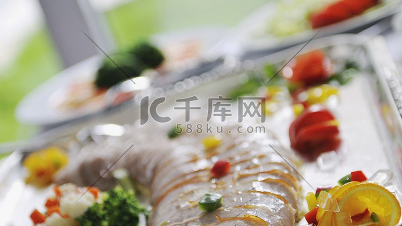 膨化食品的营养价值与其原料和加工工艺密切相关。优质膨化食品应具备以下特点：